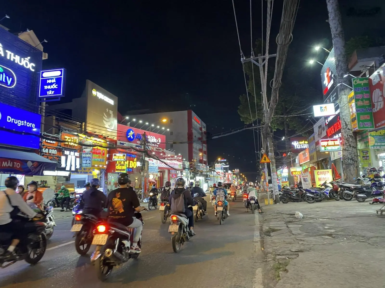 Nhà 3 lầu MT Lê Văn Việt(đường nhỏ) Q9. DT: 4,2 * 25 = 105 m2. HĐ thuê 40tr. Gía 23 tỷ