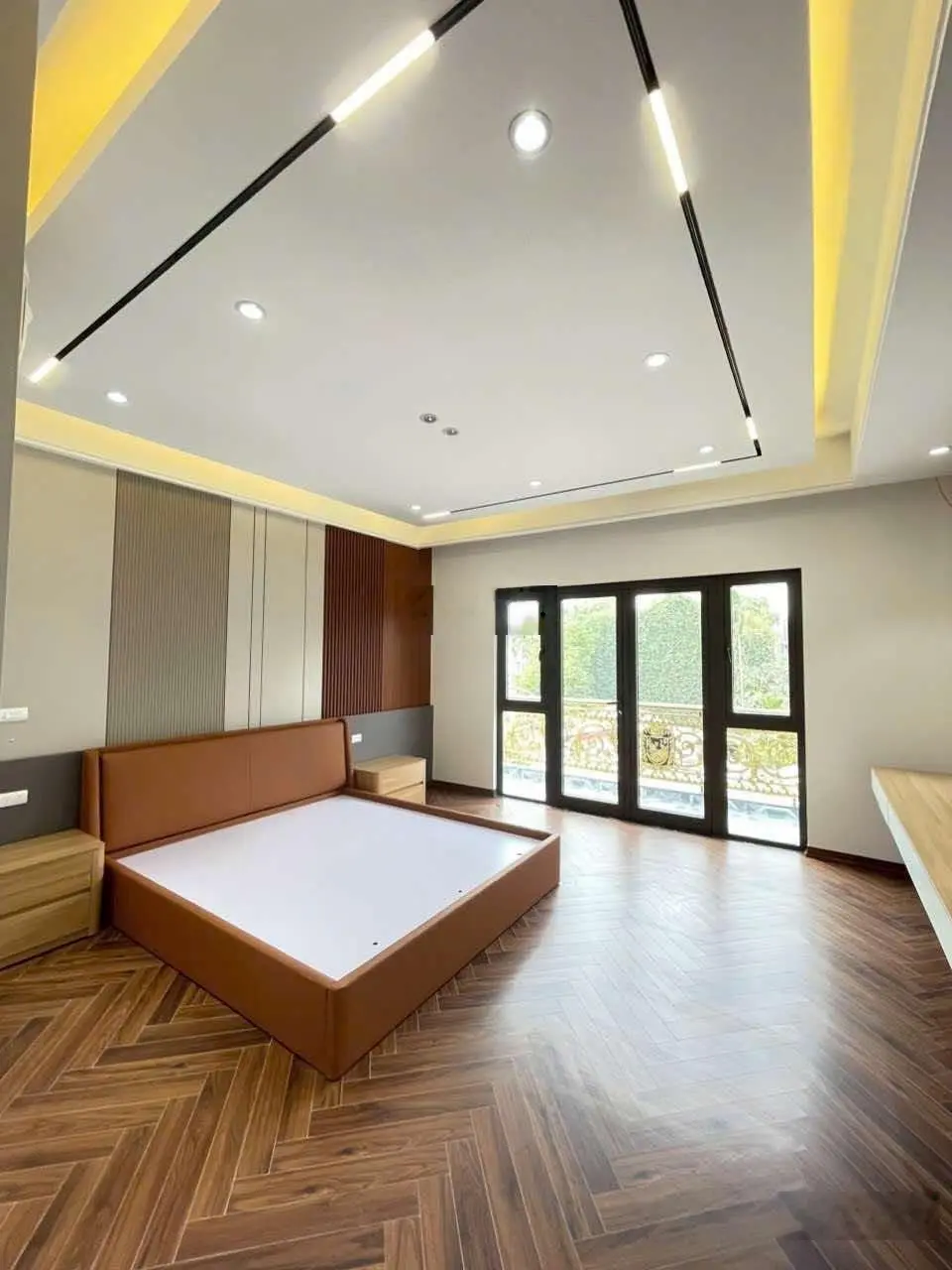 Cực phẩm, Bán tòa nhà Phố Tư Đình, Long Biên. Gara,thang máy, Vỉa hè, Kinh Doanh. DT56x5m. 16.8 tỷ
