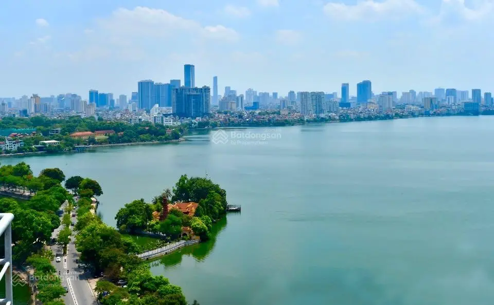 Cần bán nhà mặt phố Võ Chí Công, Tây Hồ. DT sổ 155m2 x MT 8,5m. Vị trí cực đẹp - Vỉa hè rộng 10m