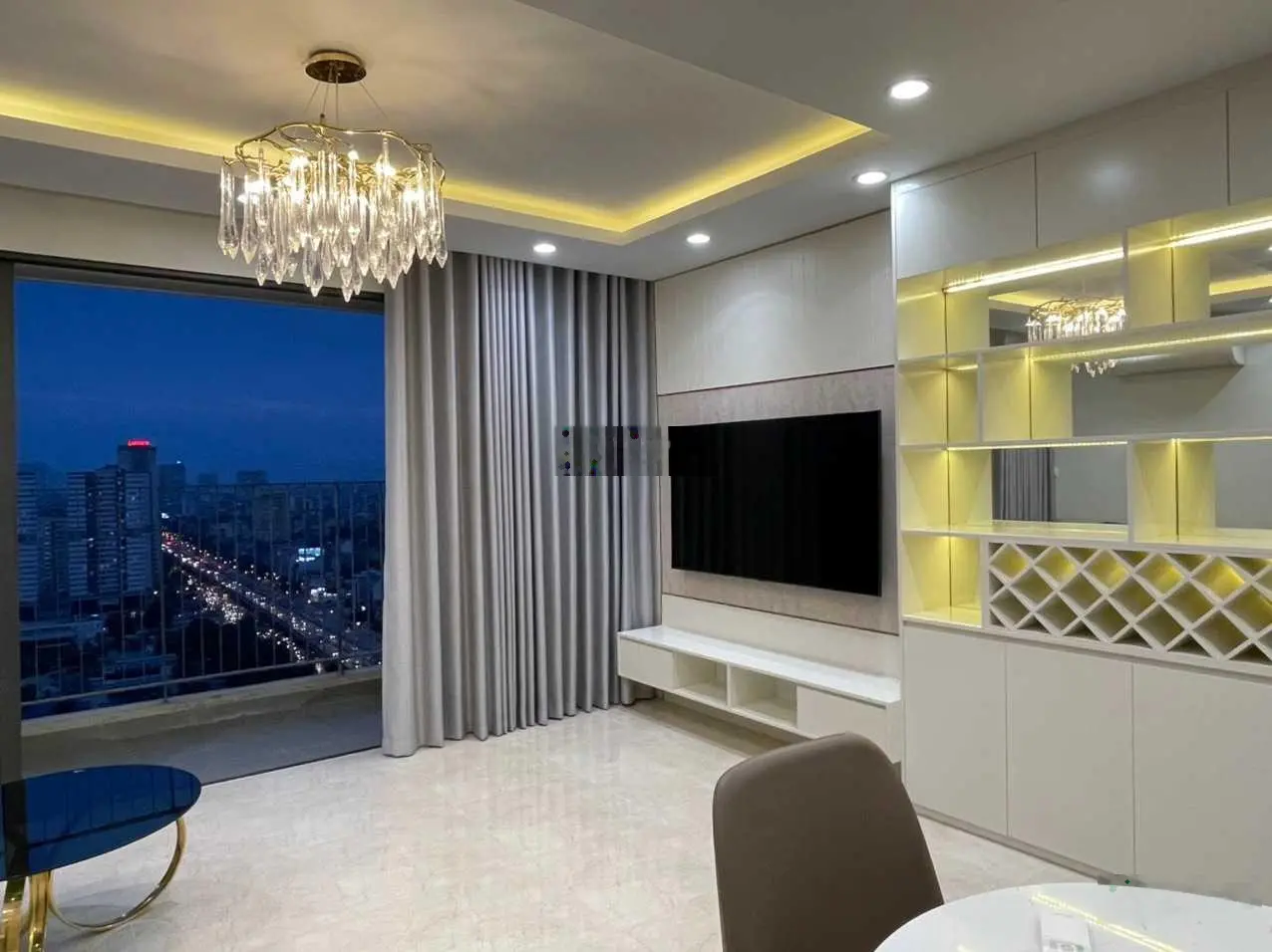 Bán 3 phòng ngủ đẹp, ban công ĐN view hồ không chắn view! Vinhomes D'Capitale Trần Duy Hưng