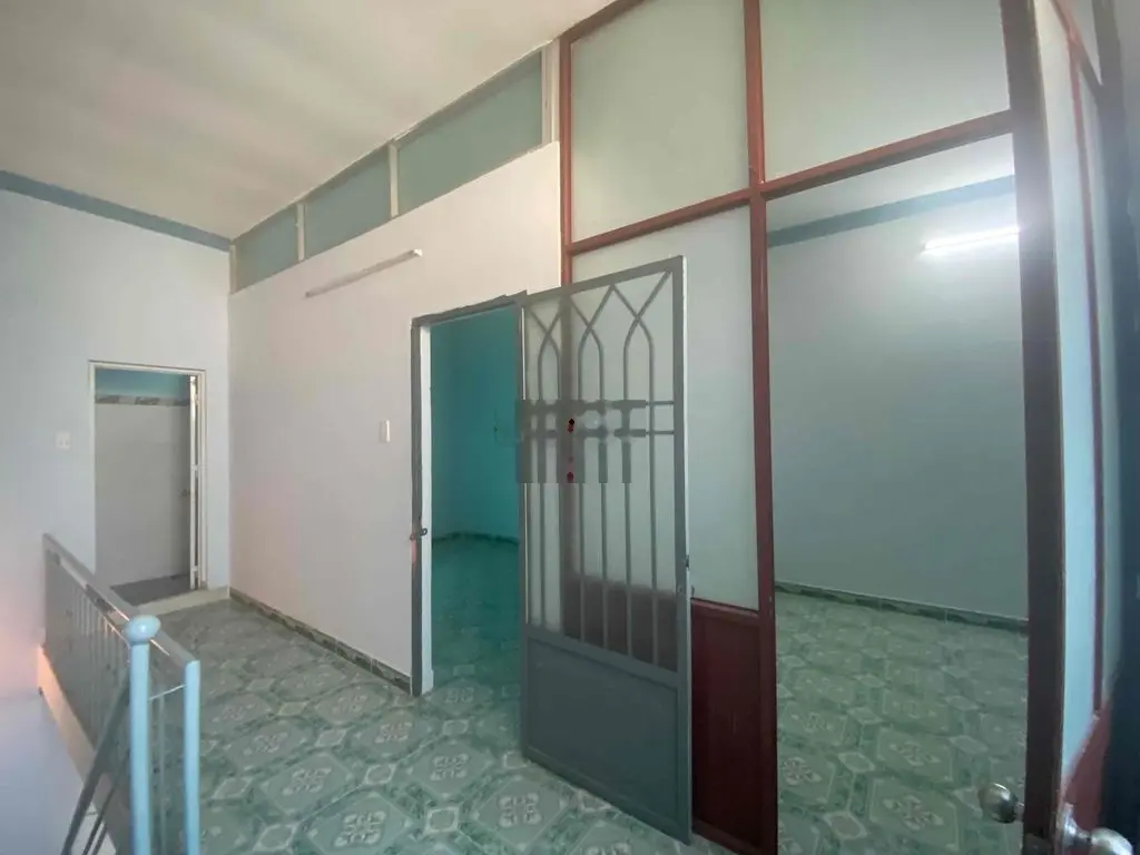 Nhà sổ riêng 1 trệt 1 lầu ngang 5mx9m ngay bến xe bus HT