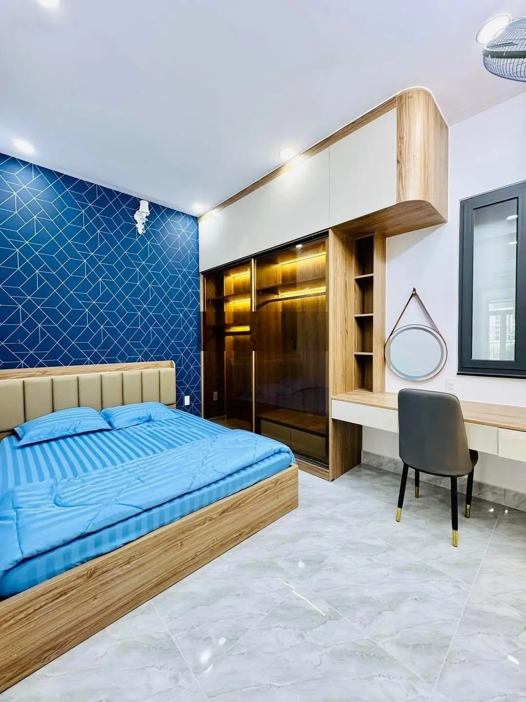 Chủ gửi bán nhanh căn nhà HXH ở Hoàng Diệu Quận 4, dt 65,6m2 giá 3 tỷ 670tr, hđ thuê 24tr/th, SHR