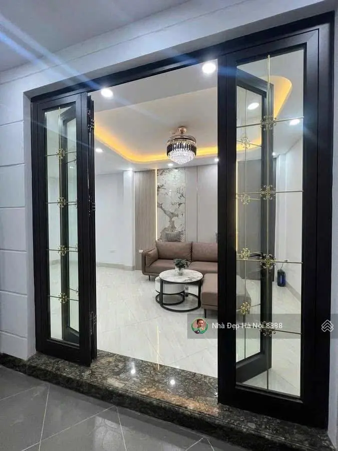 Chỉ cách hồ 20m một căn nhà mới xây kiêu hãnh vươn lên giữa lòng phố 6 tầng, thang máy mặt tiền 4m