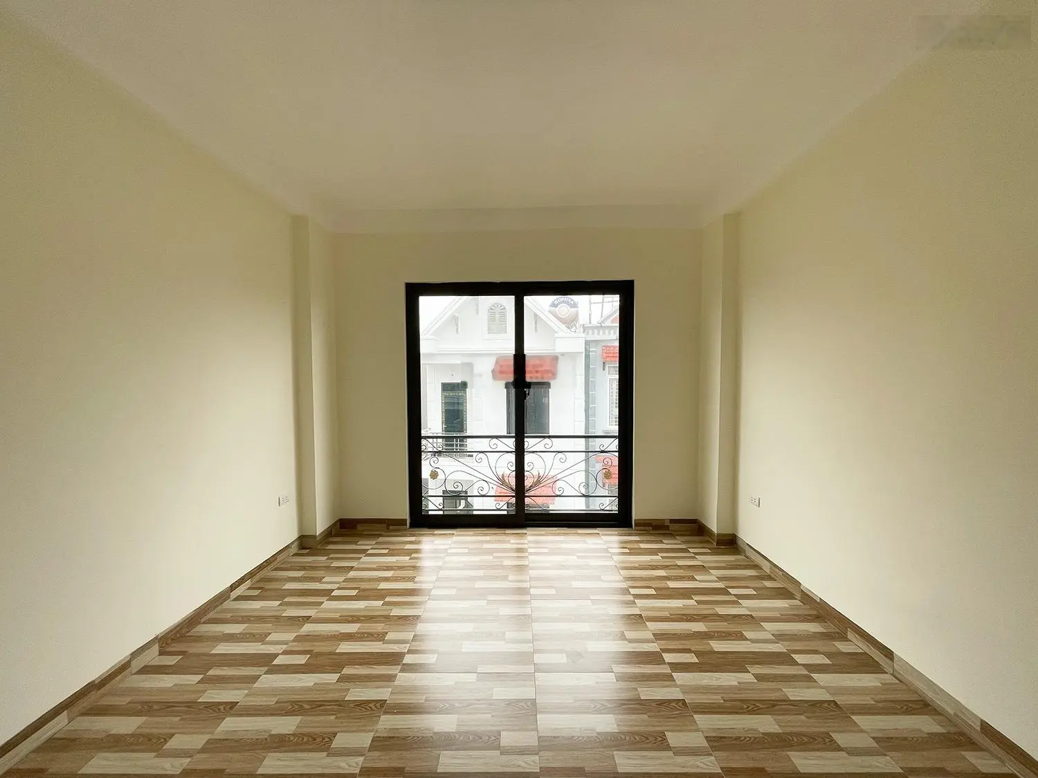 Bán gấp nhà 4 tầng, đồng nhân, đông la, oto đỗ cửa. full đồ lh 0941 911 ***