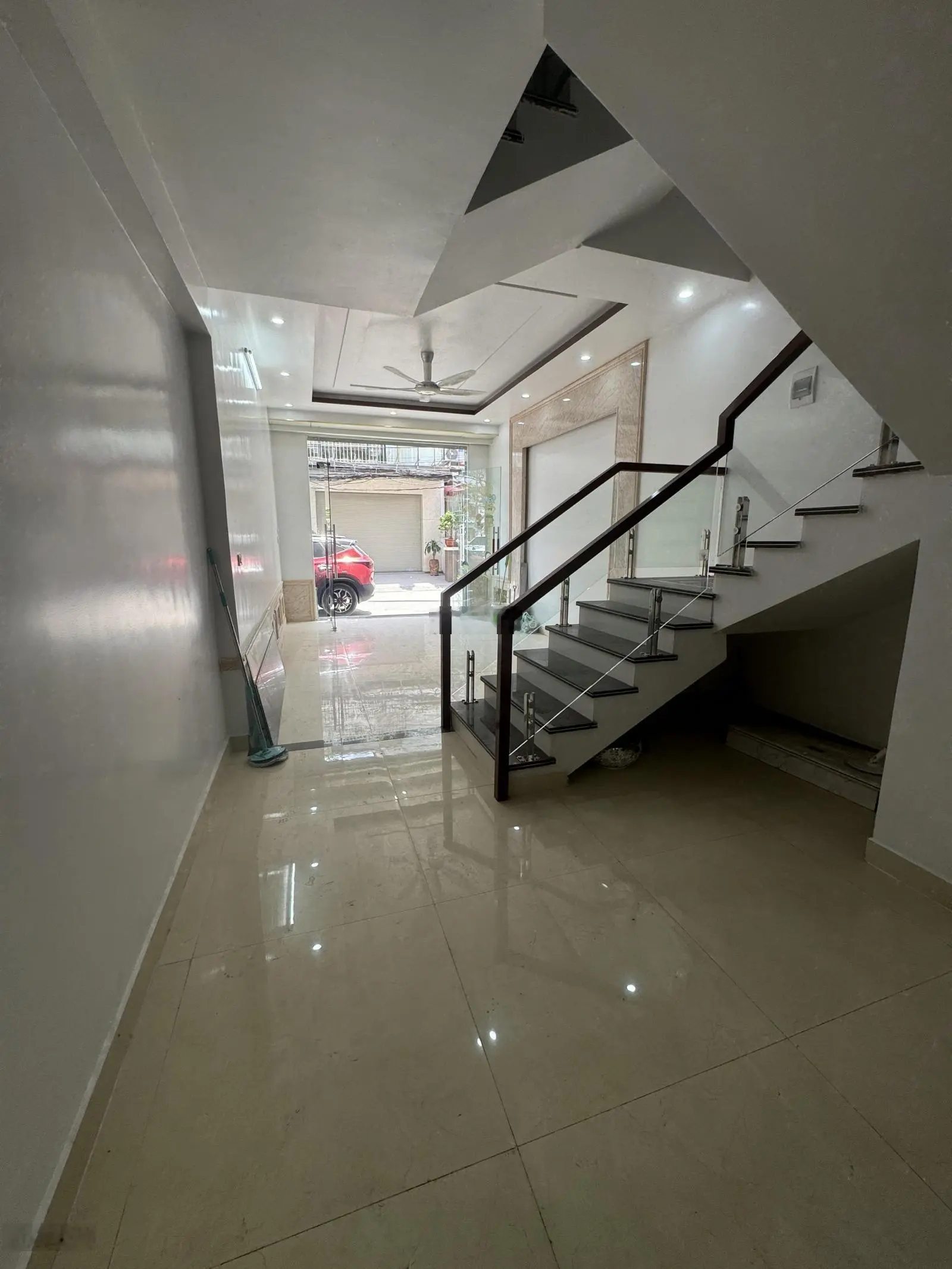 Chính chủ cần bán nhà 4 tầng Lực Hành, Hải An ô tô vào nhà DT: 65,6 m2 (ngang 4m) nở hậu