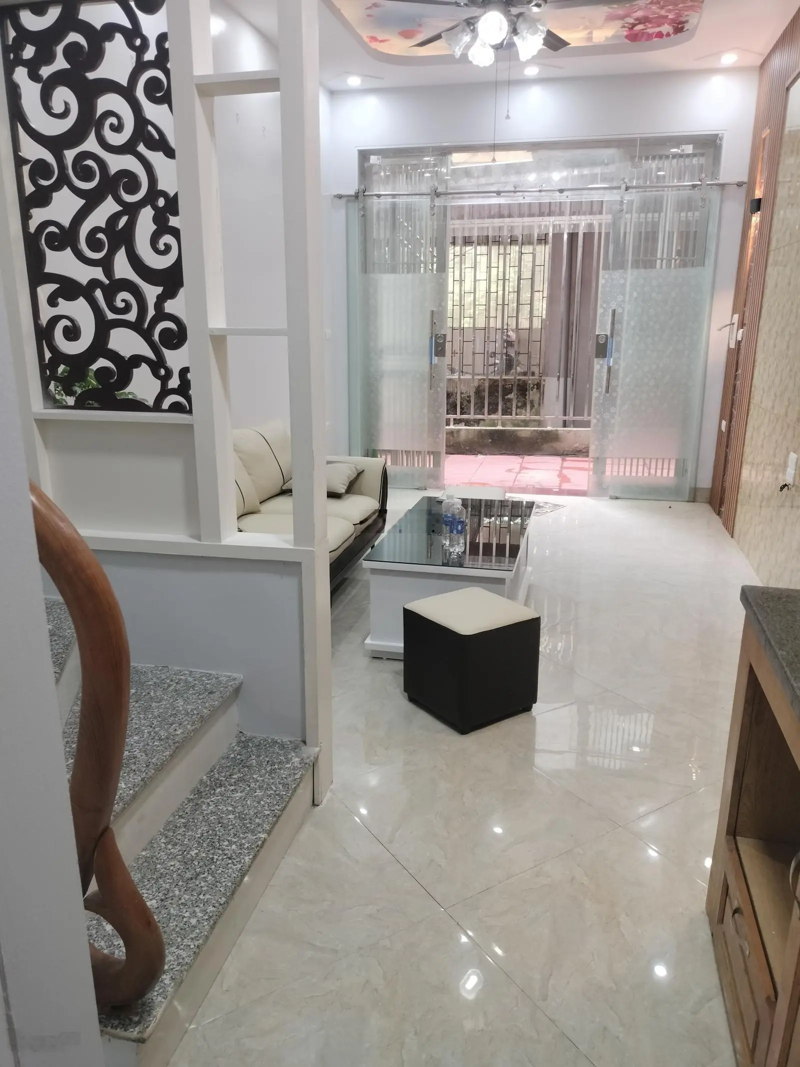 Hàng xóm nhờ bán nhà ngõ 467 Lĩnh Nam - Hoàng Mai ngõ rộng sổ riêng 30m2 5 tầng giá 4,89 tỷ có TL