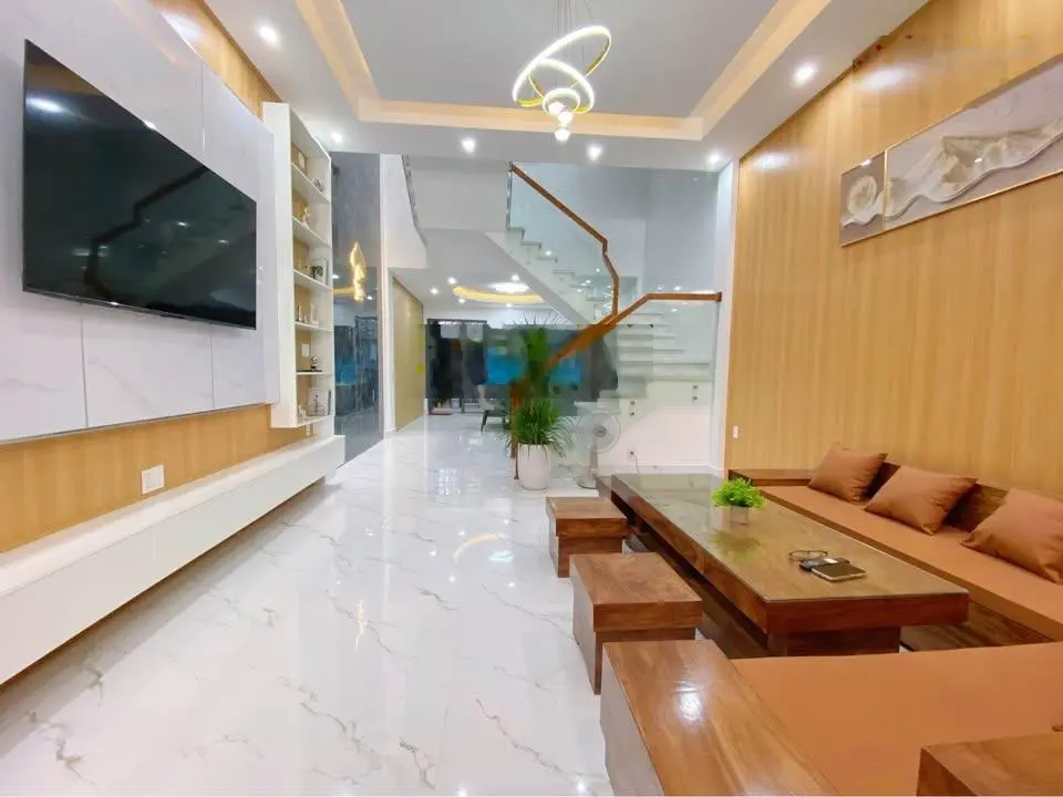 Nhà mới thông ra đường CMT8, đường Nguyễn Hiền, Quận 3. Giá 3,860 tỷ, 60m2. Có hợp đồng thuê 12tr