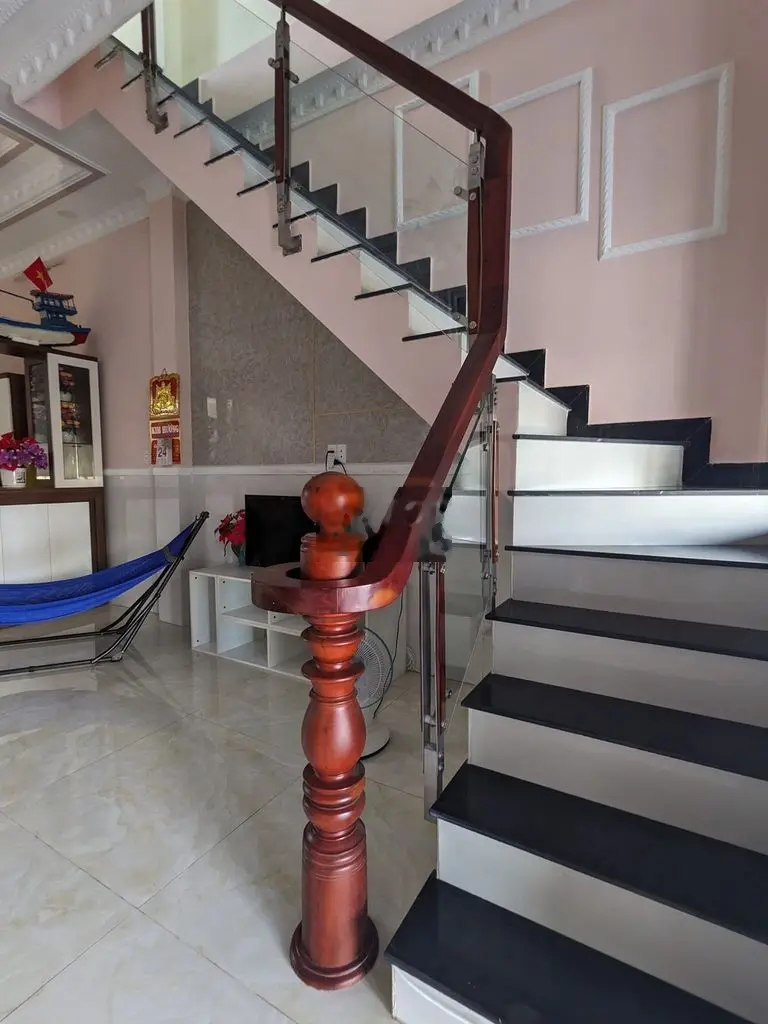 Nhà phố 4 tầng mới đẹp, đường 12m, TT Nhà bè. Ngang 4,5 m chỉ 5,5 tỷ.