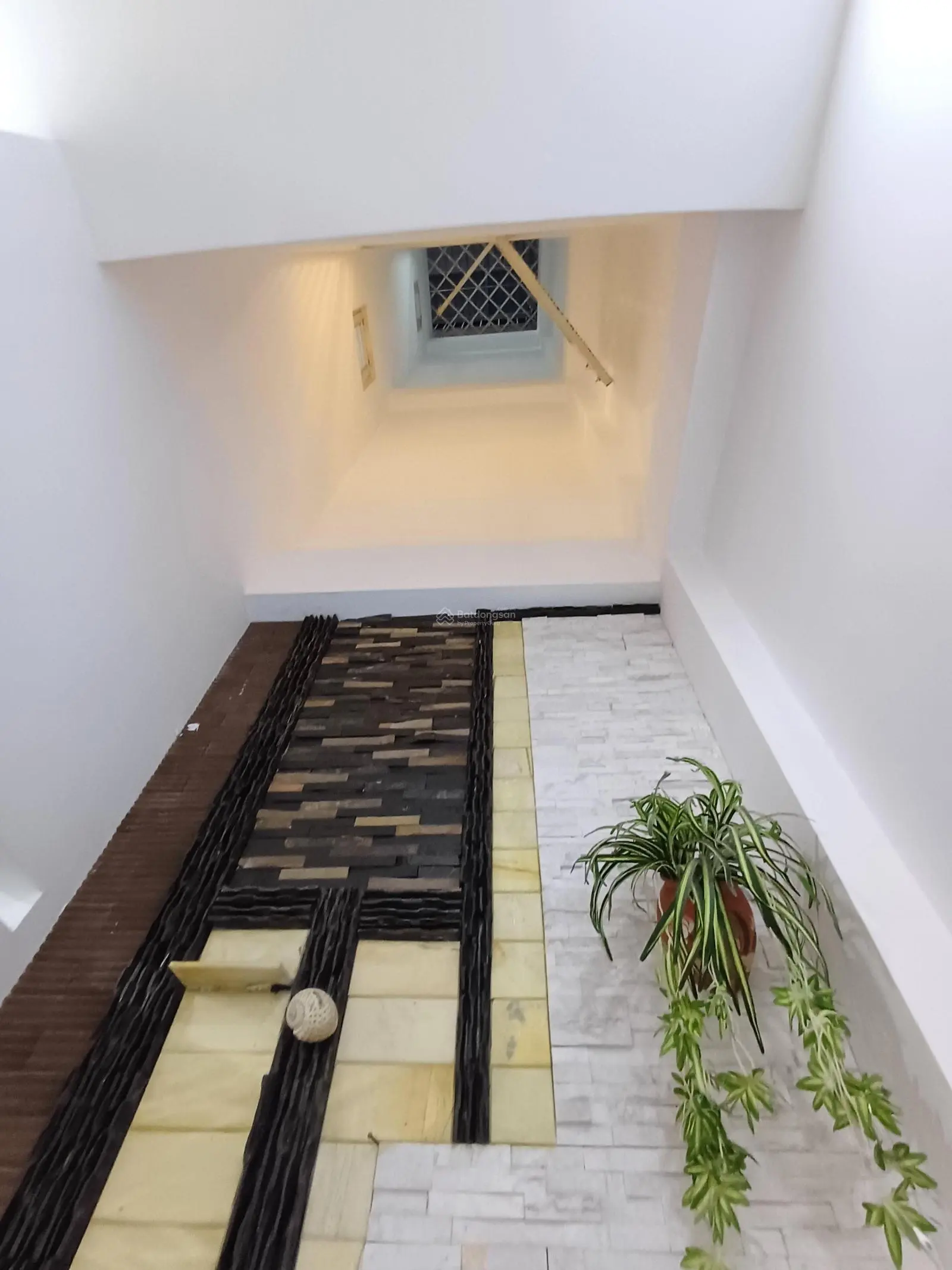Nhà sân xe hơi 4m*17m - Tô Ngọc Vân - Ngã Tư Ga 2km - Phường Thạnh Xuân - Q12 - HCM