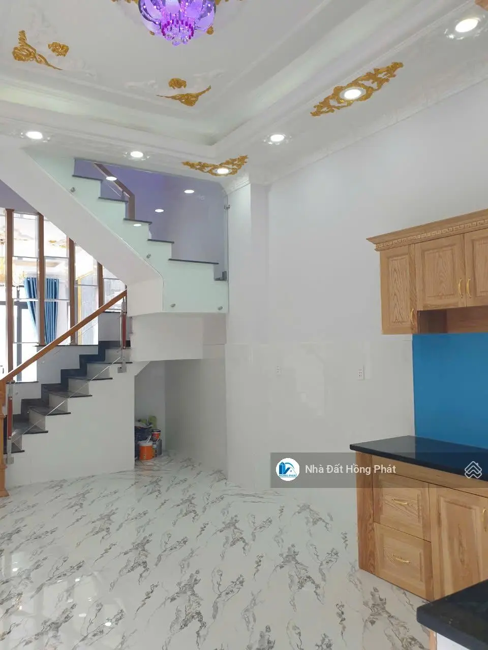Nhà đẹp DT 4m*20m, 2 lầu (4pn + 4wc) gần chợ đầu mối Hóc Môn (QL22, ngã 4 Trung Chánh)