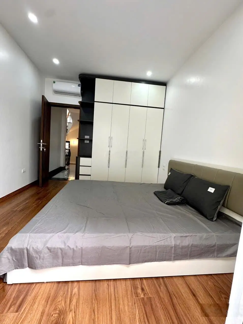 Bán gấp nhà chính chủ trung tâm quận ba đình 5 tầng x40m giá 8.95 ỷ 0912251792