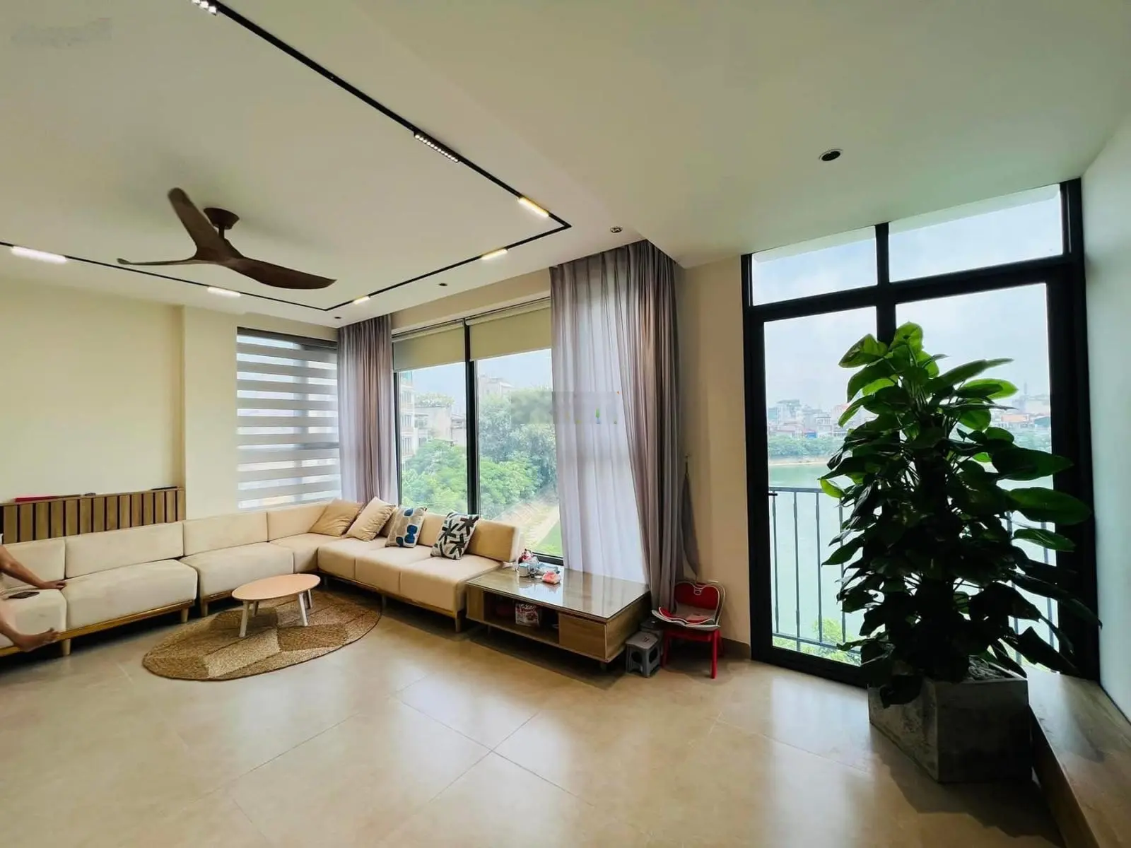 Bán nhà mặt phố view đẹp tại Văn Miếu, 24 tỷ, 39m2, 4PN, 5WC, 7 tầng, Đống Đa, HN