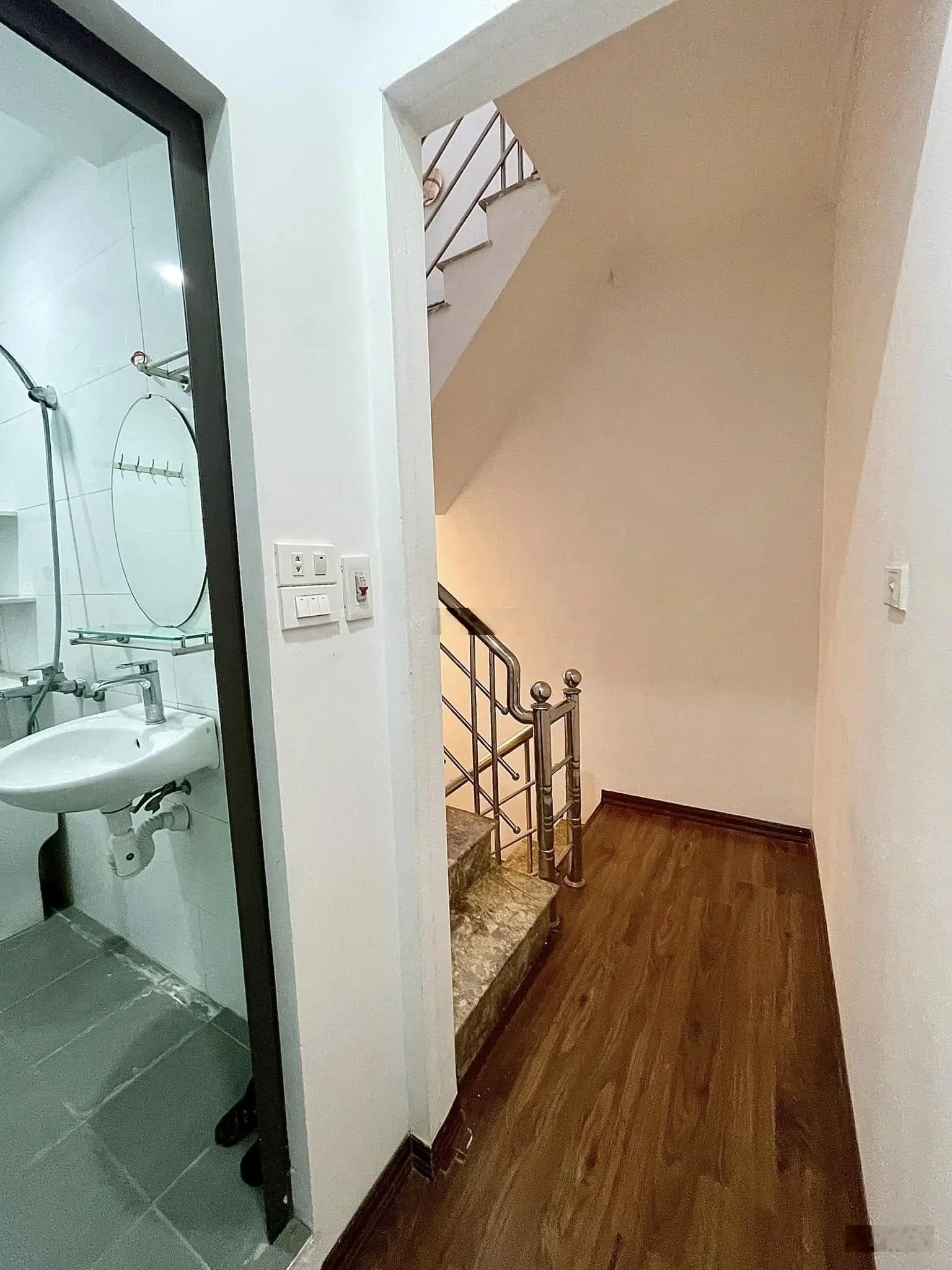 Chỉ hơn 4 tỷ 1 xíu-nhà giáp bát-4 tầng-30m ra phố-hm