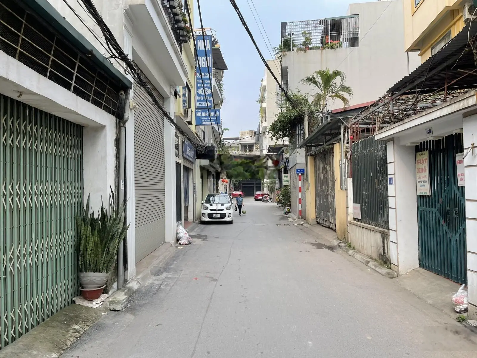 Bán gấp lô đất 100m2 tại mặt chính ngõ 29 Phố Trạm, hai mặt thoáng, khổ đất đẹp, kinh doanh được