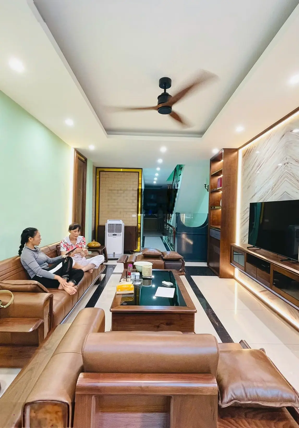Sốc ! Nhà mặt phố Trần Duy Hưng, Cầu Giấy 88 m 24 tỷ , vỉa hè rộng, kinh doanh đa dạng.