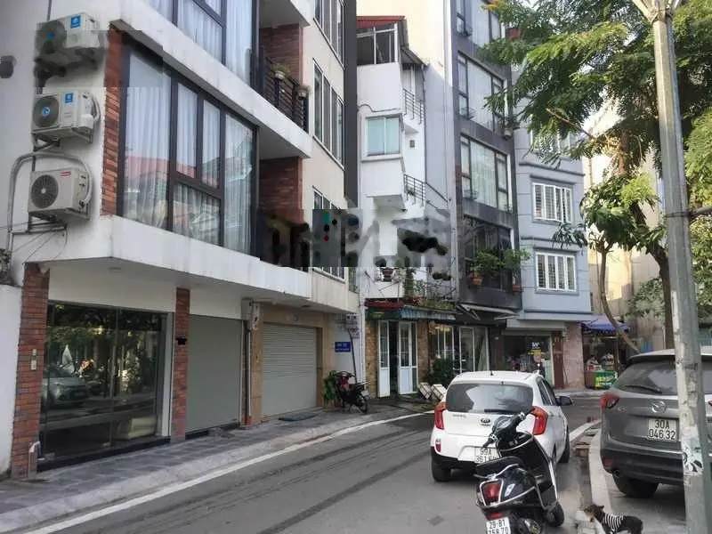 Tòa nhà bán ở mặt hồ 6 tầng tuyệt đẹp xe hơi đỗ thoải mái, vỉa hè rộng thanh bình và lãng mạn