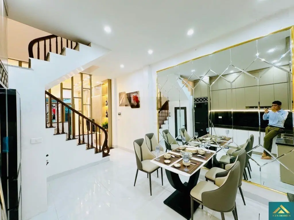 Bán nhà Kim Ngưu - ô tô đỗ gần - full nội thất - 42m2 - 5PN. Giá: 5,9 tỷ. LH: 0779 548 ***