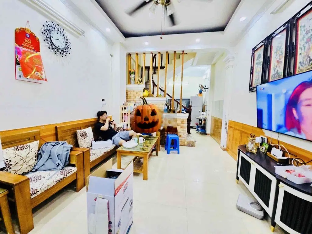 Bán nhà phố Hoàng Ngân! Nhà đẹp gần phố, tặng full nội thất, ngõ 2,5m.