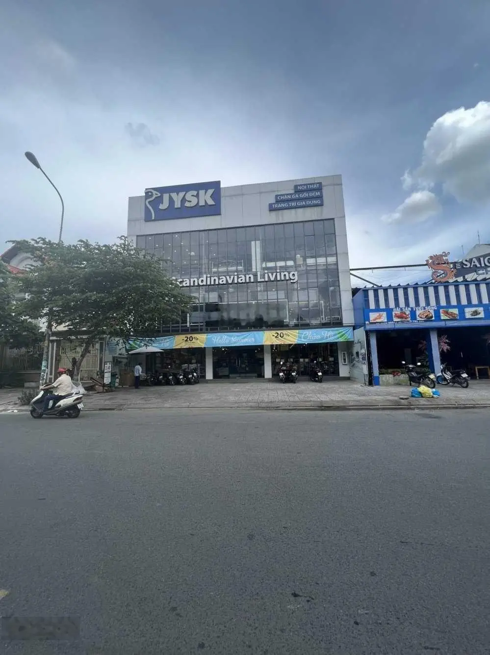 Bán nhà mặt tiền Lê Văn Sỹ. DT: ngang lớn 30x10m. KC: 1 hầm 10 tầng. HĐT 170 triệu/th. Giá 63 tỷ