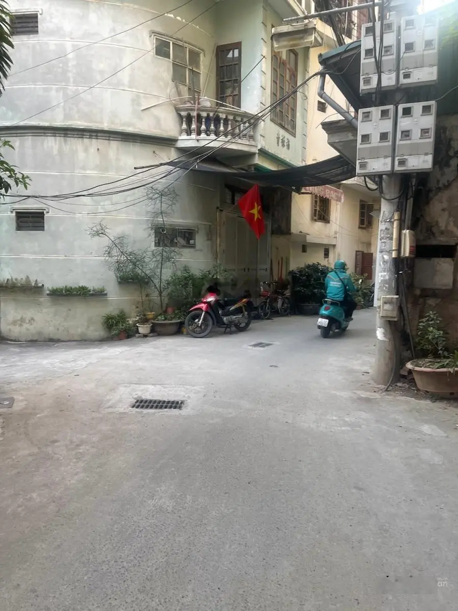 Quan Nhân. Nhà mới tinh. 35m2. Giá 8,2 tỷ VND tại Phố Quan Nhân. 10m ô tô. Vị trí hoa hậu.
