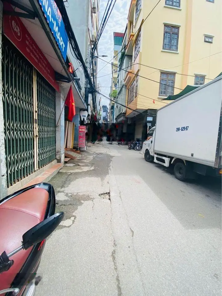 Cần bán gấp mảnh đất Đại Mỗ 90m2 tặng nhà 2 tầng MT: 8m ô tô 7 chỗ đỗ tránh - qua nhà