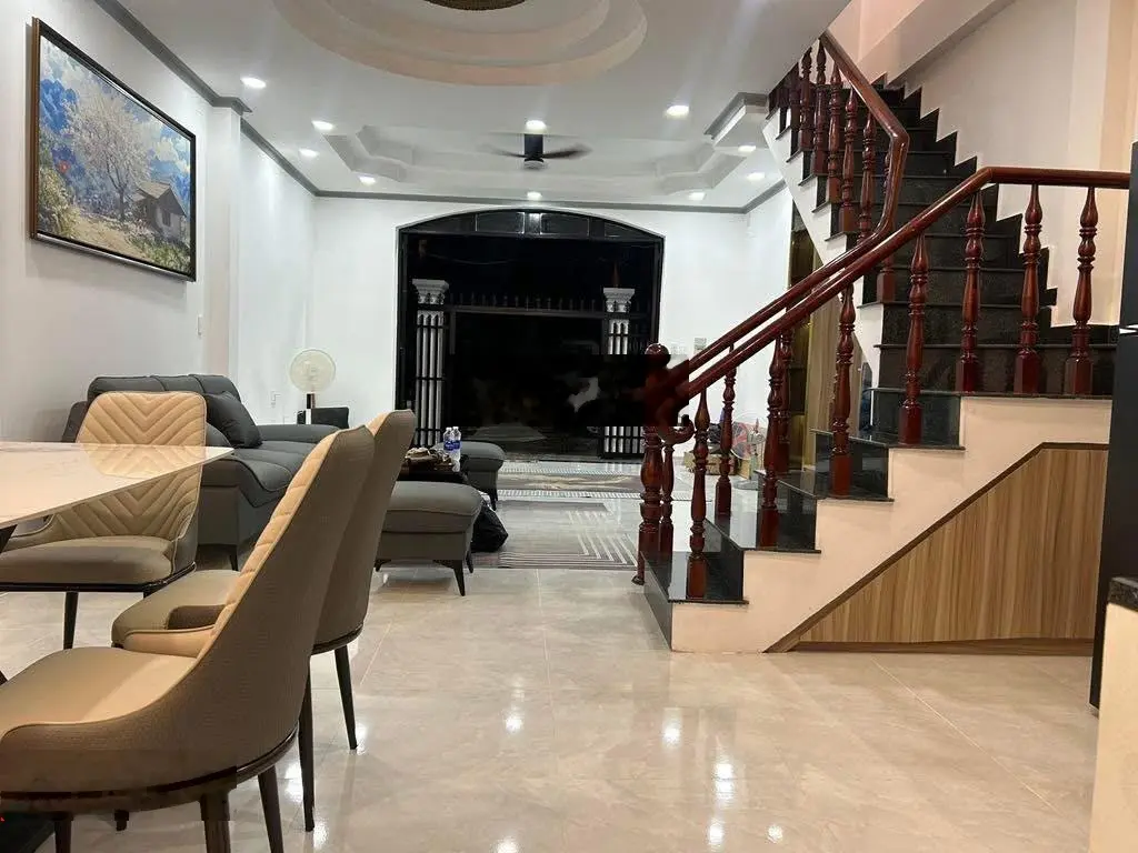 Nhà ngộp 3 tầng 4 phòng ngủ giá chỉ 5.28 tỷ ngay MT Dân Chủ, Quận 9, gần Vincom Thủ Đức, Sổ sẵn