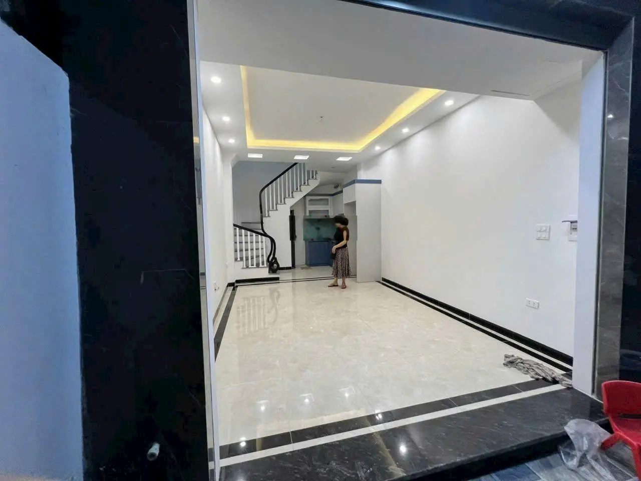 Bán Nhà Siêu Đẹp Thạch Bàn hơn 4 tỷ 31m2 x 5 tầng ngõ nông có sân để xe cạnh công viên hồ