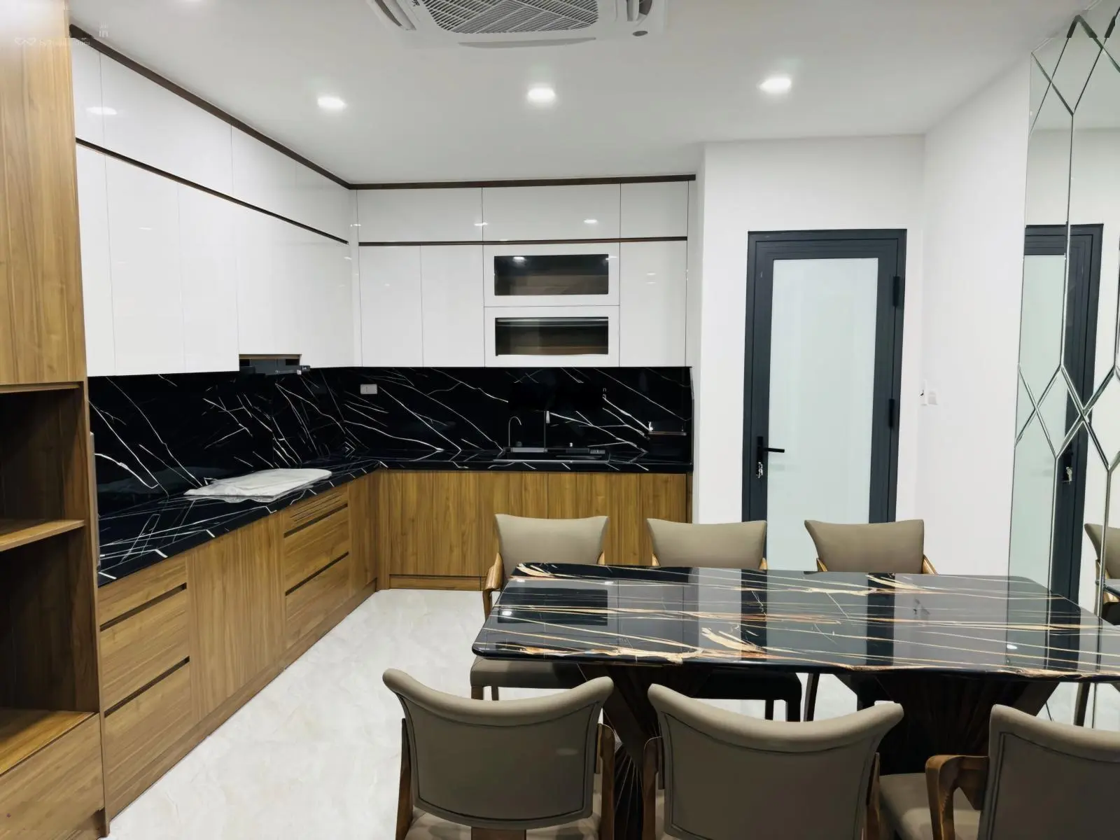 Nhà Minh Khai, 7 T, thang máy, lô góc thoáng sáng, ô tô vào nhà, nhà mới 62 m2