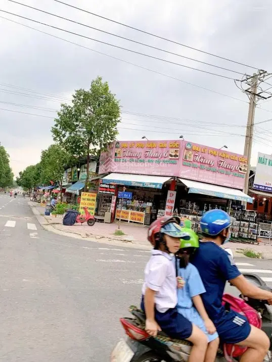 Tôi cần tiền bán gấp lô đất gần sát QL13, gần trường ĐH Việt Đức