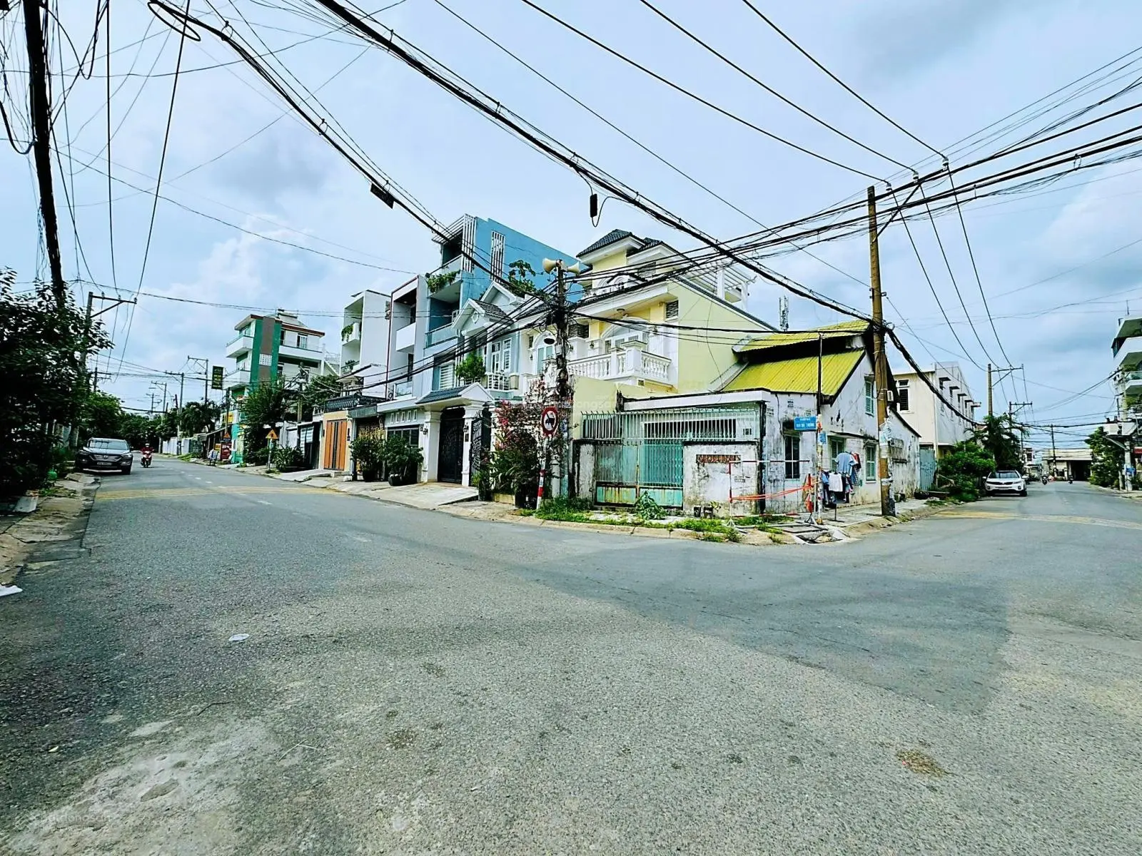 Hiếm, nhà 3 tầng mt dân chủ-hiệp phú-quận 9-ngang 8m siêu đẹp, cách ga metro 100m, an ninh 24/24
