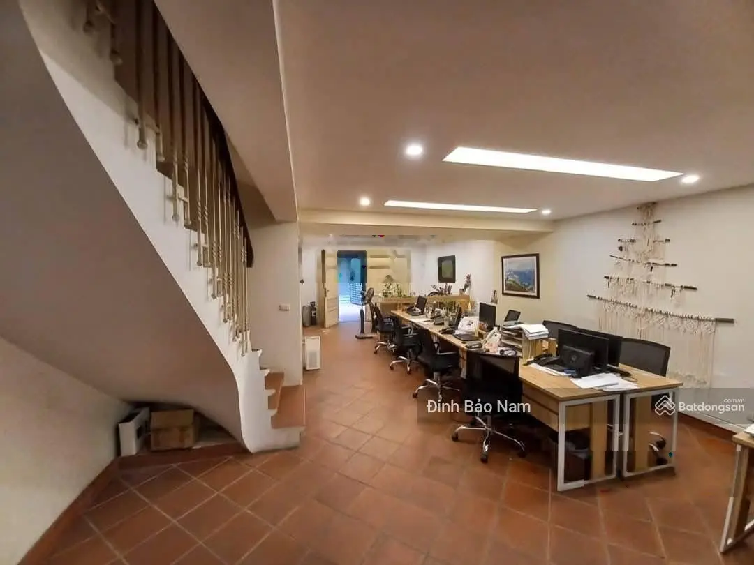 Đặng Thai Mai biệt thự sân vườn 146m2 4 tầng mặt tiền 5.6m ô tô vào ngõ thông thẳng ra Hồ Tây sổ đỏ