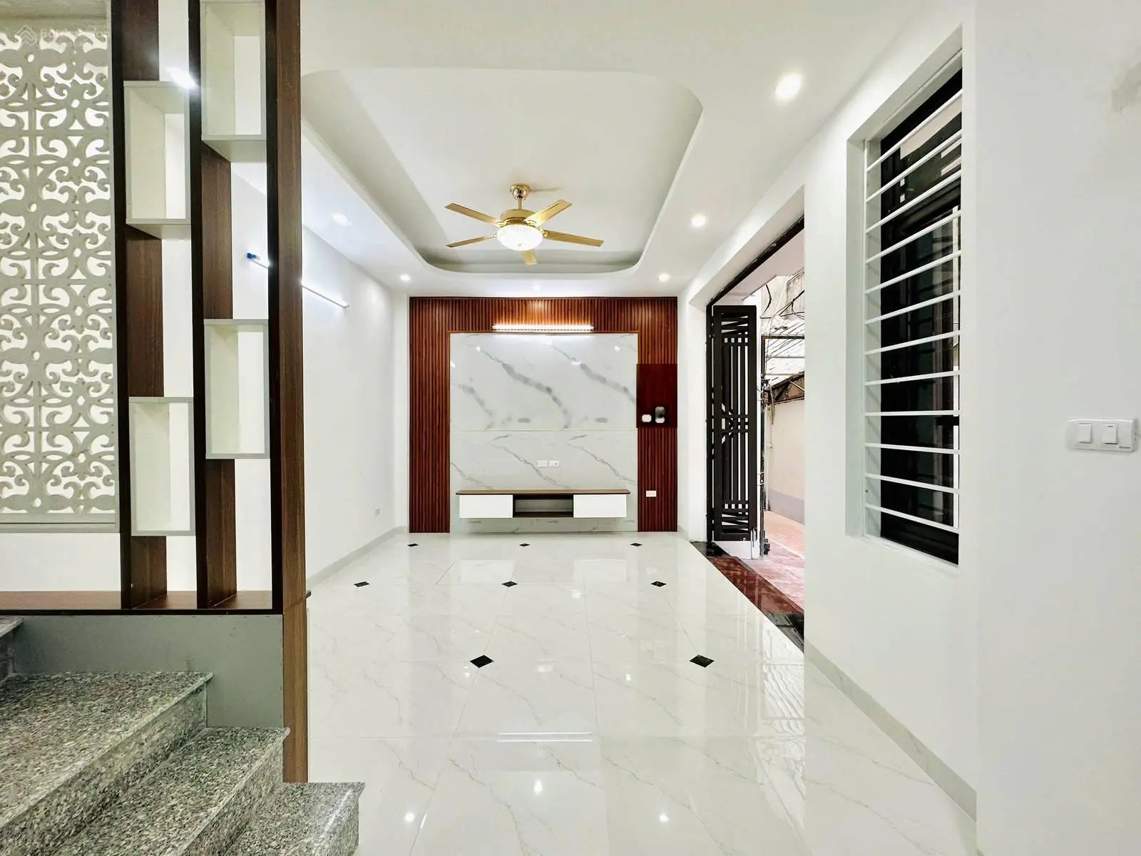 Nhà bán xây mới hiếm Định Công Hoàng Mai 32m2 5T MT 5m gần trường chợ giá rẻ sổ đỏ riêng chỉ 5.5tỷ