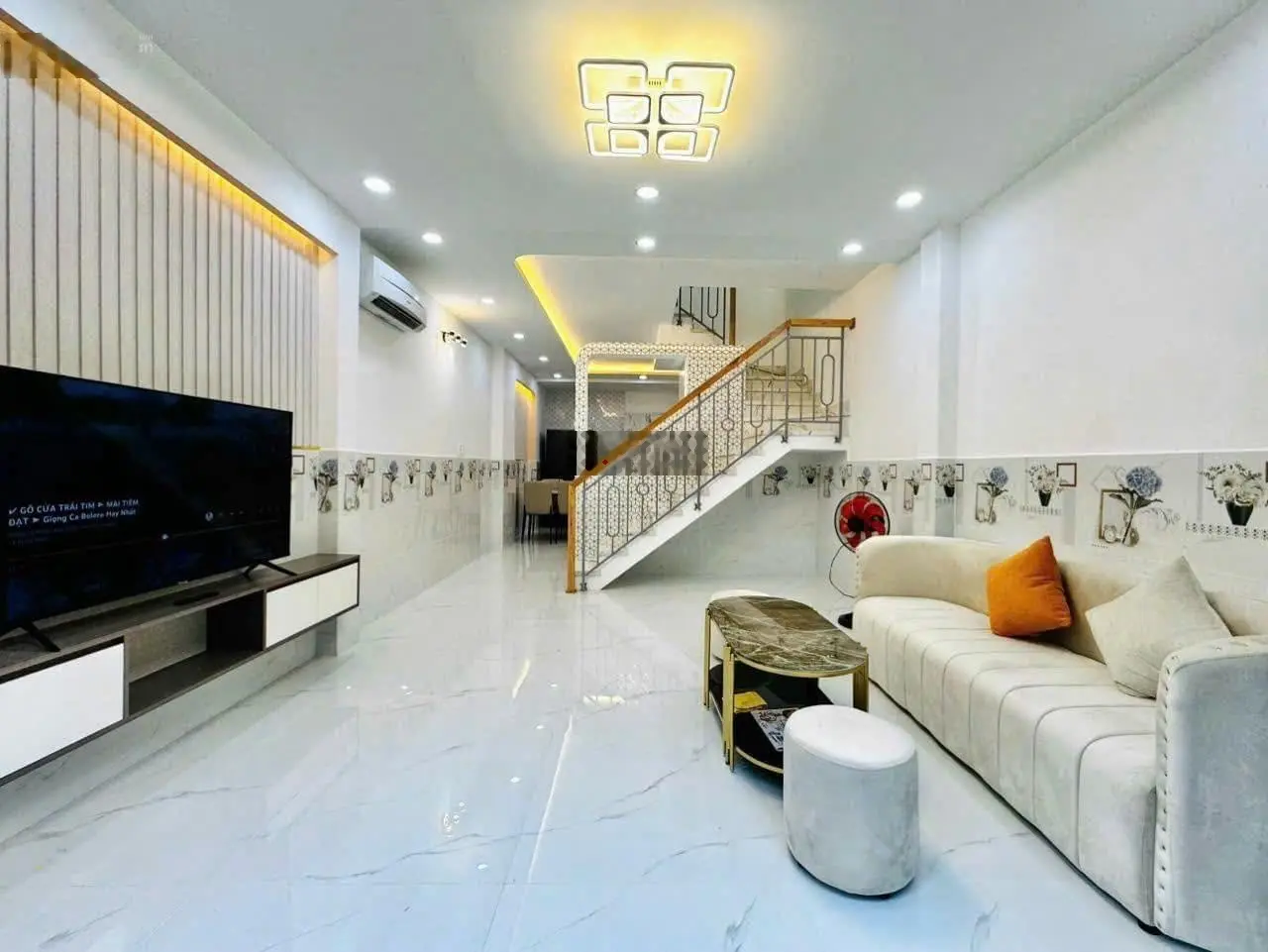 Chính chủ kẹt tiền bán gấp nhà đường Lò Siêu, phường 8, quận 11. Chỉ 2,65tỷ. Hẻm xe hơi. 0765069021