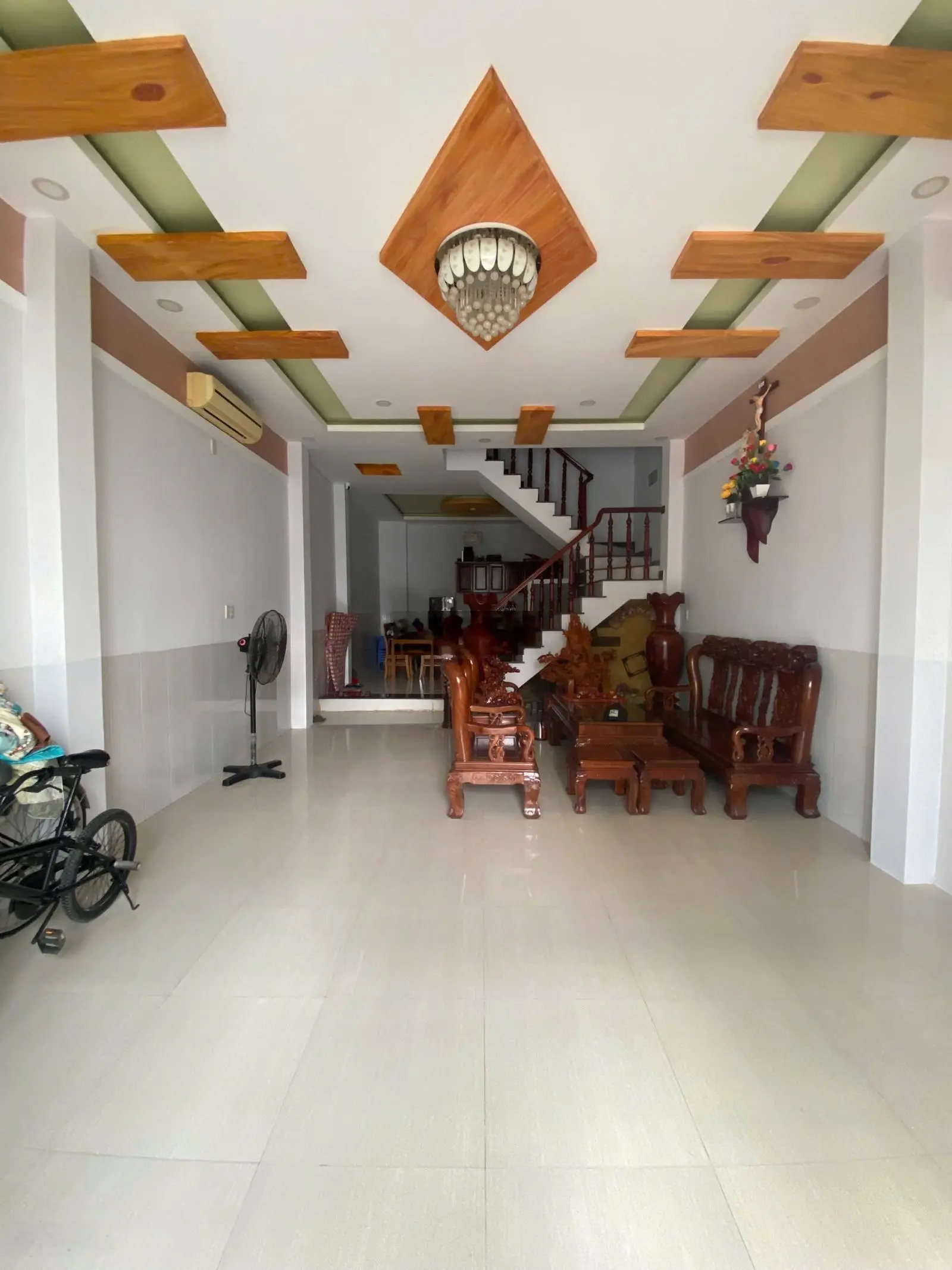 Nhà 3 tầng 65 m2 (DTSD 195 m2), ngang 5m, đường 10m đường thông, nội thất xịn giá 6.3 tỷ Phước Long