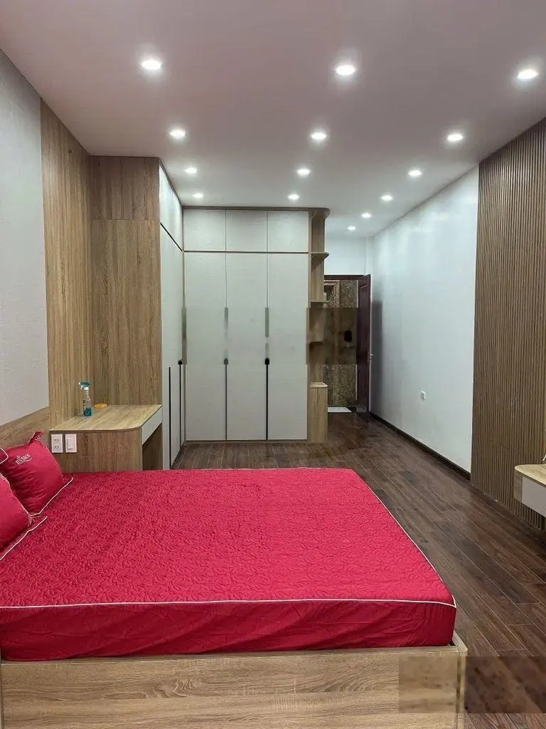 Bán nhà Phùng Chí Kiên . phân lô ôtô vào nhà. Thang máy , full nội thất nhập. Sẵn ở ngay