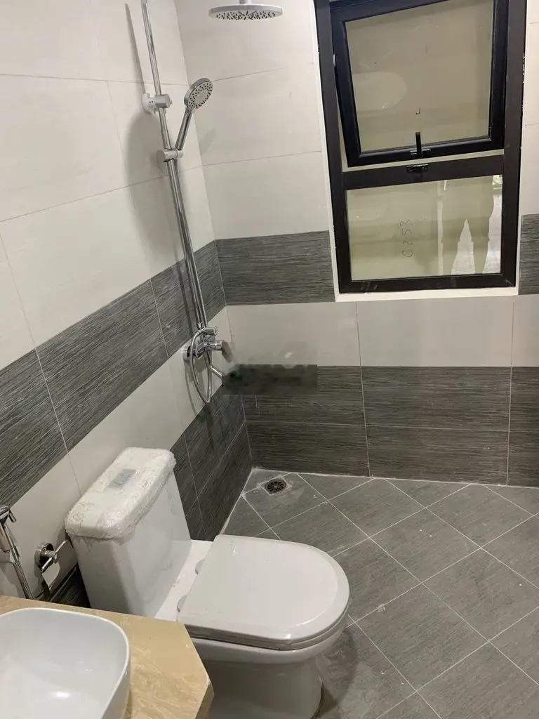 Ngay Aeon, ngõ 206 Cổ Linh, nhà 5tg mới cứng, oto đỗ xịch cửa. Ở ngay