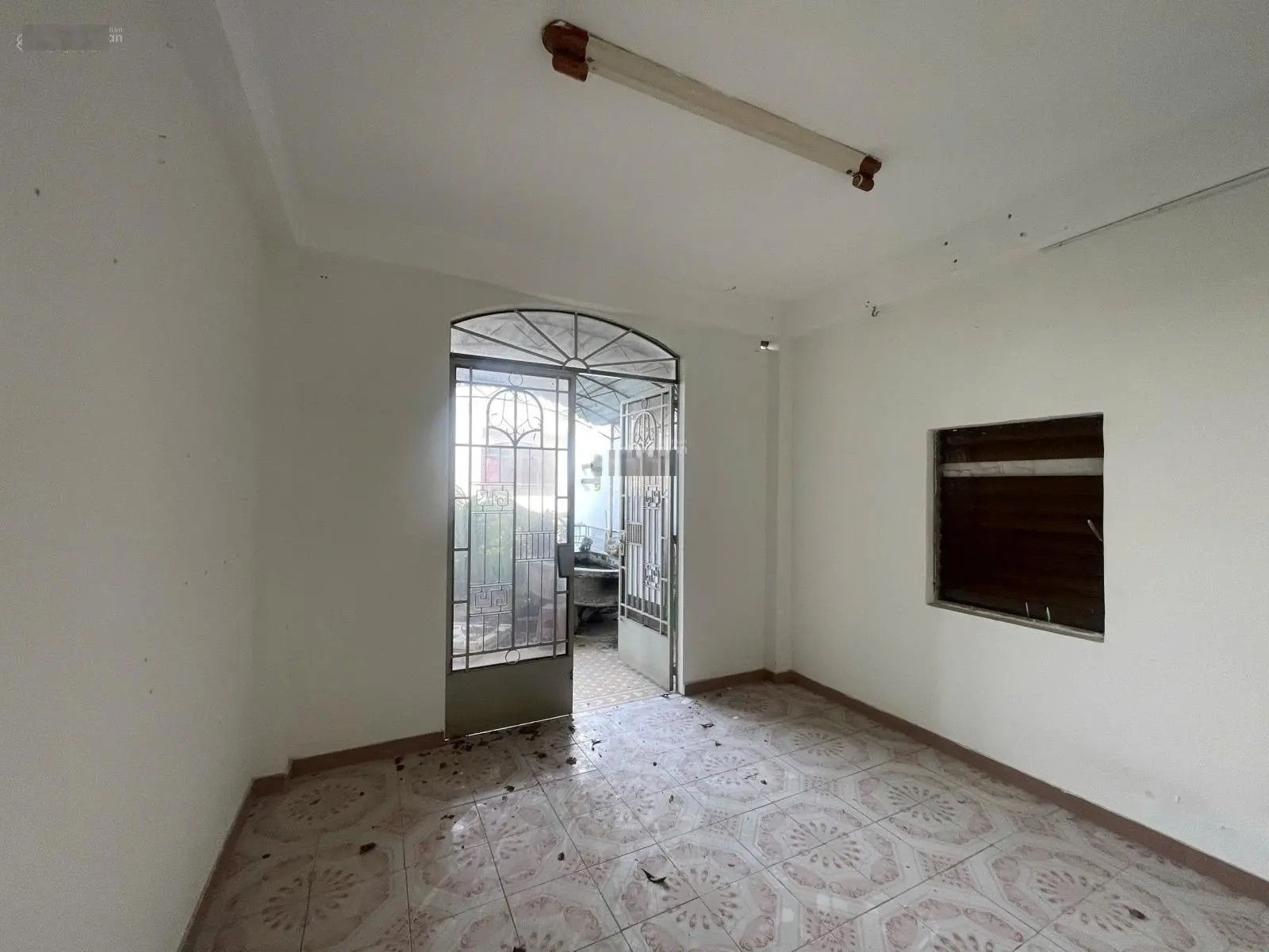 Bán nhà 3 tầng, đường lạc long quân, giá 6 tỷ 350. lh 0916377378