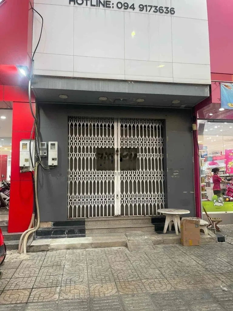 Nhà 2 mặt ti