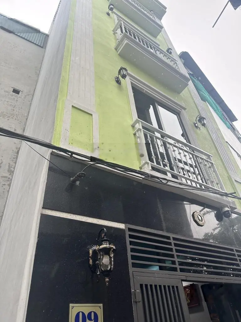 Chị liên gửi bán căn nhà tự xây chin chu đẹp. 35m2 chủ rất lộc lá đổi nhà mới to đẹp hơn.
