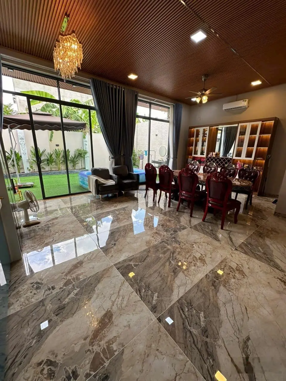 Cần bán bthu tâm huyết . Gần cao đẳng điện lực q12. Tdt 274m2 giá bán 9,6tỷ bớt lộc( tặng nội thất)