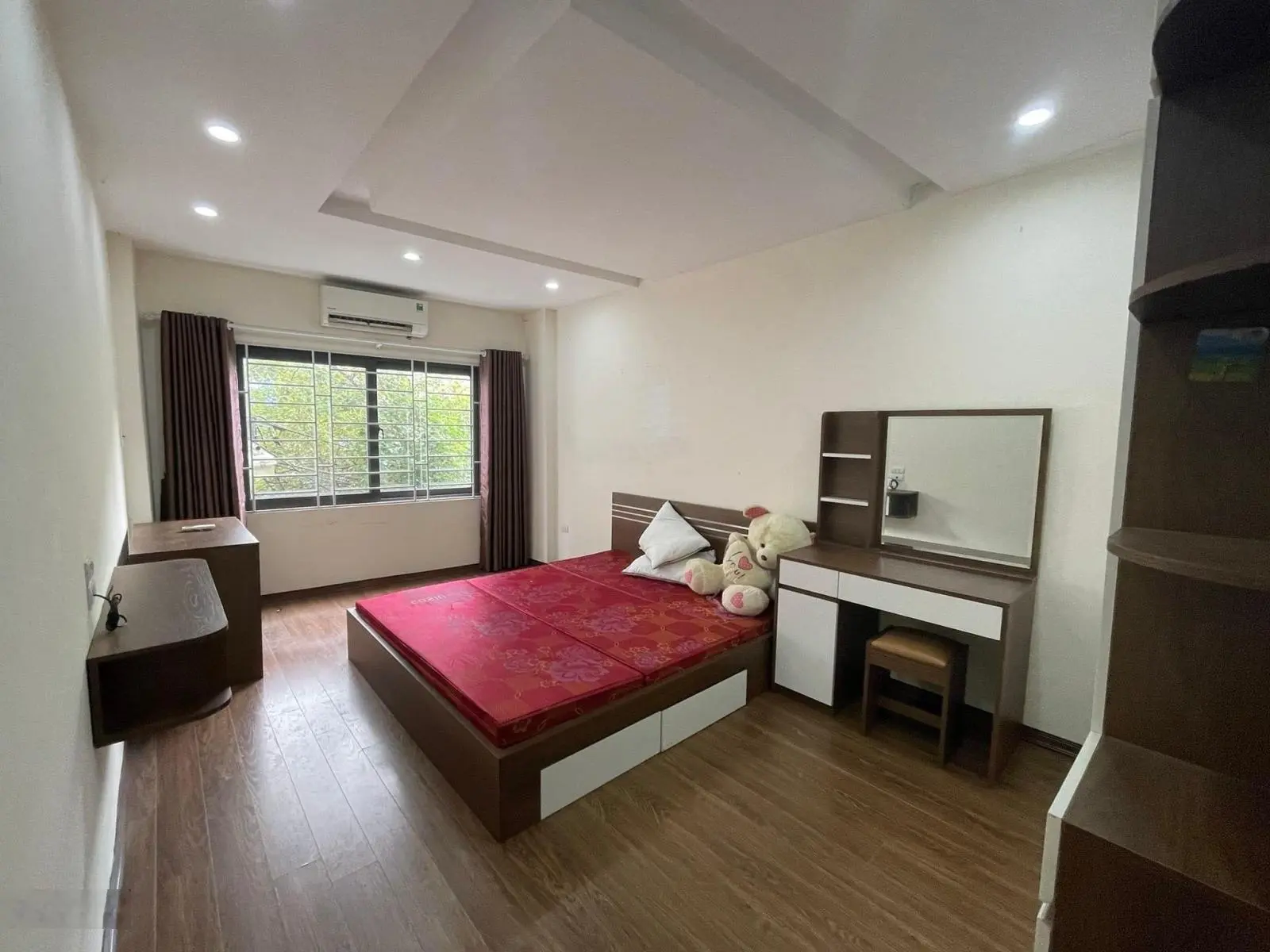 Bán nhà Sài Đồng, Long Biên 30m2x5T, gần chợ, trường học, ngõ thông, rộng, gần oto giá 3,75 tỷ