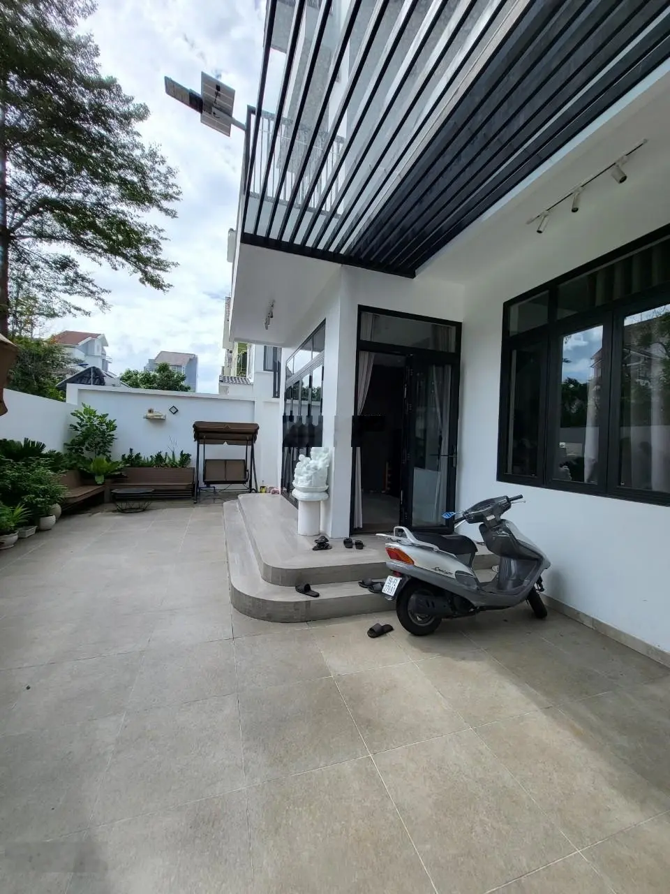 Cần bán gấp biệt thự siêu đẹp đối diện công viên 192m2 giá 25 tỷ thương lượng LH: 0902 468 ***