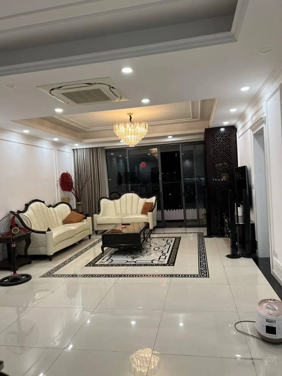 Chuyển nhà xuống biệt thự nên gia đình tôi đang cần bán gấp căn hộ 150 tòa B full nội thất đẹp