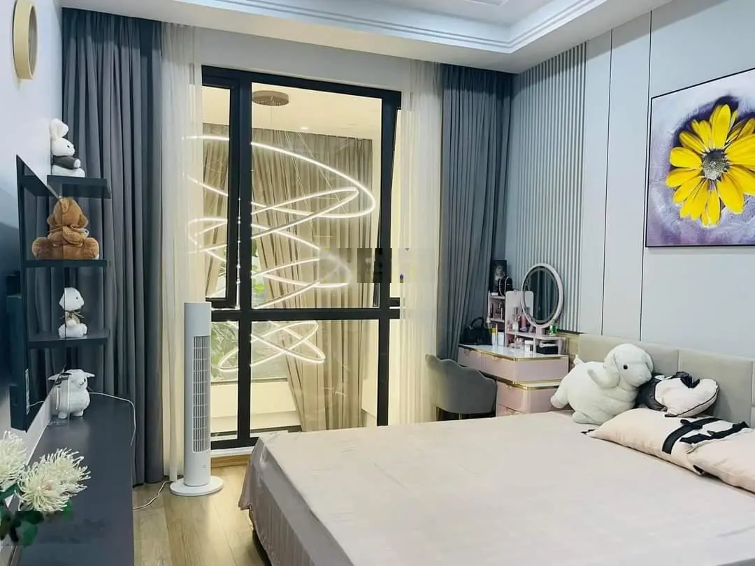 Nhà đẹp , Hoàng Cầu, ĐĐ , 7T, thang máy,dân xây 2 năm, ngõ 3m, cách ô tô tránh 10m, bãi ô tô