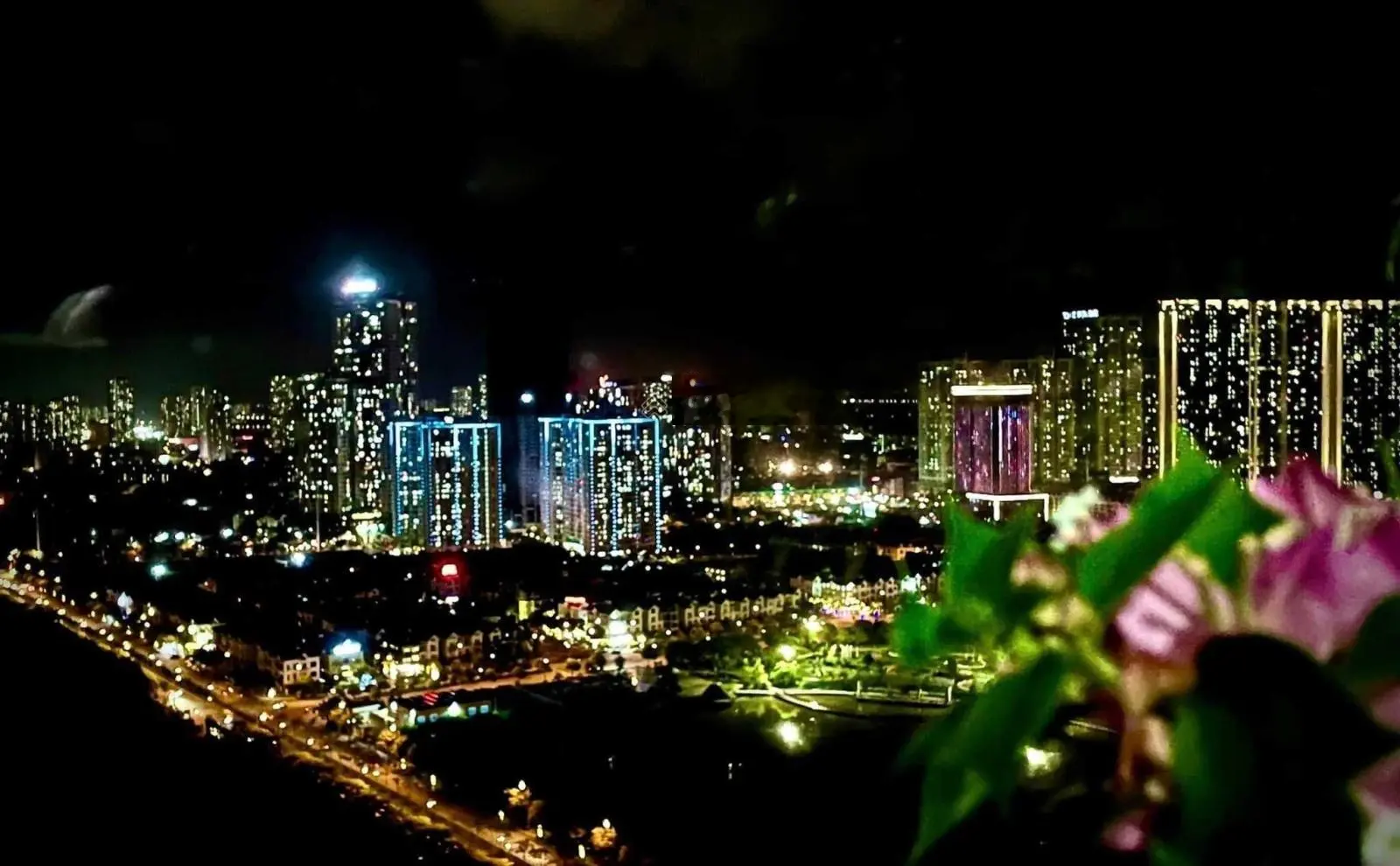 Hot! Bán gấp căn 2 ngủ Đông Nam view hồ cực đẹp tầng cao thoáng mát