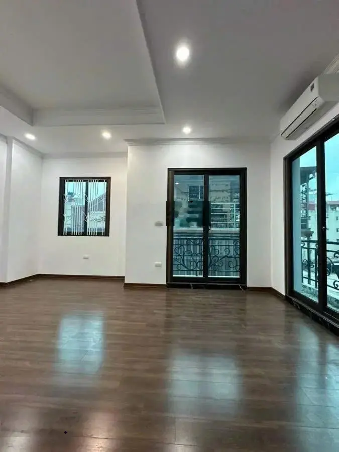Lấy đâu ra! Nhà đẹp xây mới - cạnh Royal 6 tầng thang máy 40m2 - giá chỉ 8.3tỷ - gần phố