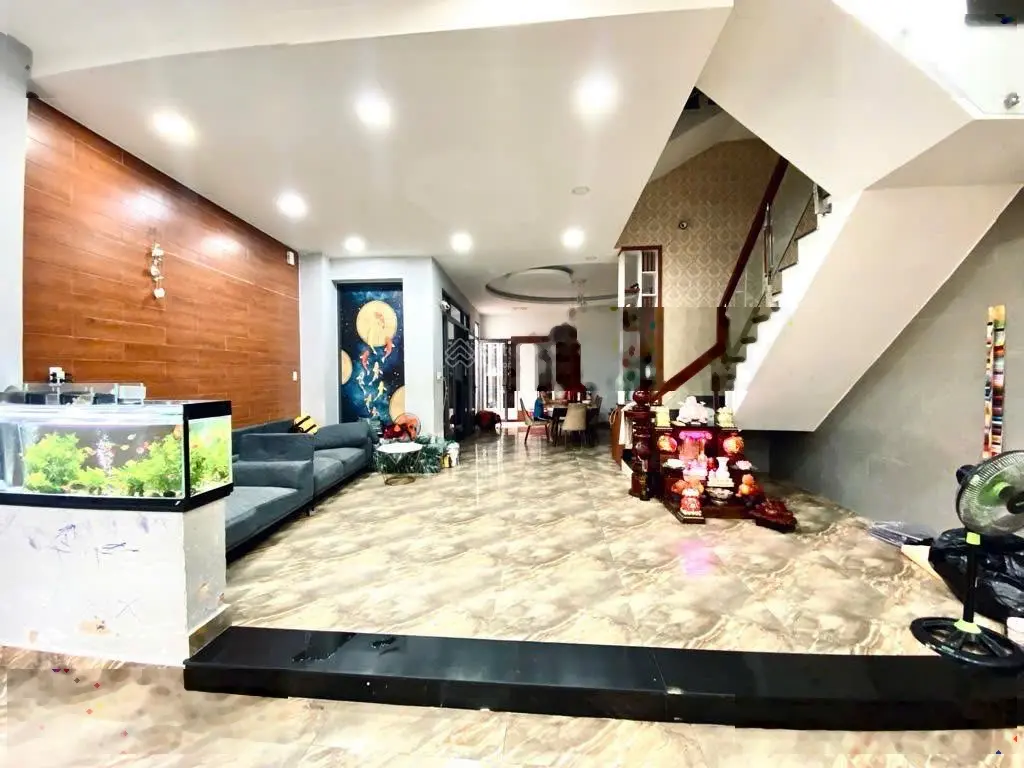 Nhà siêu đẹp diện tích khủng chủ nhiệt bán giá 11.4 tỷ