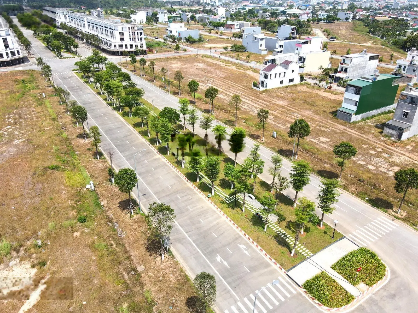 Chính chủ bán lô đôi đối diện công viên, sổ sẵn, hướng tây, nam đường 17,5m