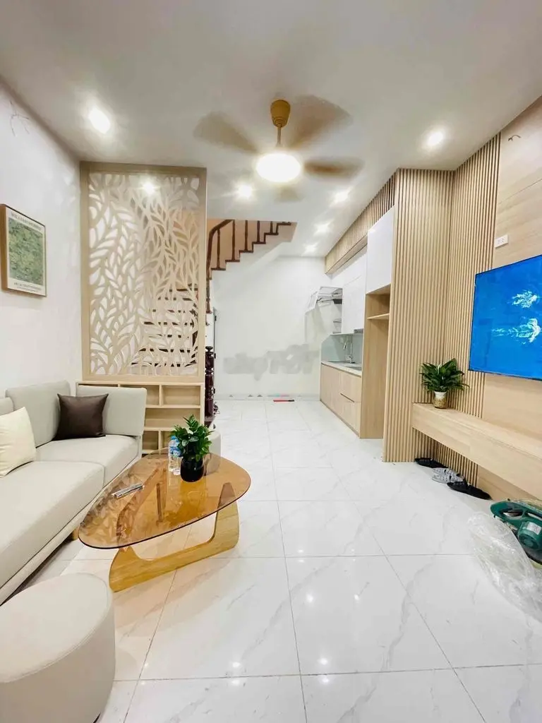 Cực hiếm, nhà đẹp Q Cầu Giấy 35m2 3pn, gần ô tô tránh, nhỉnh 5 tỷ.