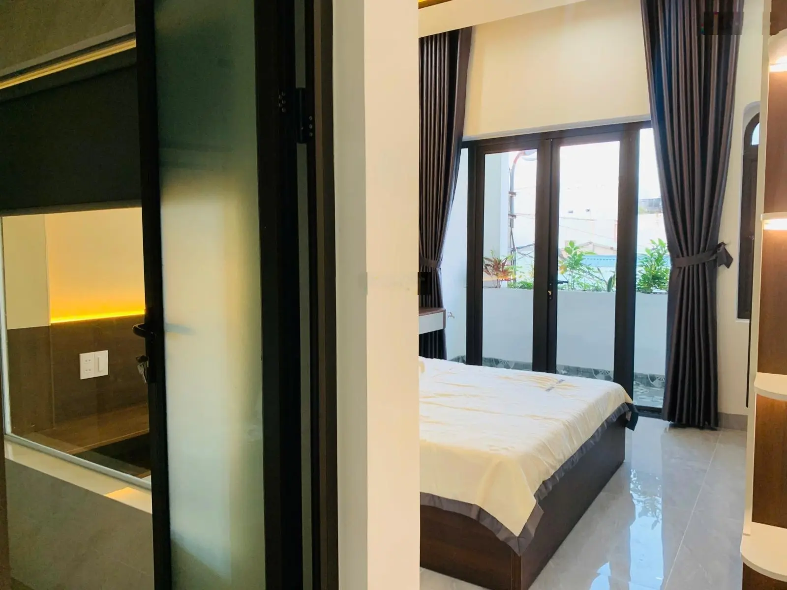 Nhà mới 3 tầng đối diện chợ Hòa Khánh, gần ĐH Bách Khoa. Full nội thất xịn xò, giá tốt